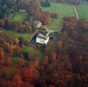 842206 Luchtfoto van Huis Doorn (Langbroekerweg 10) te Doorn, uit het westen.